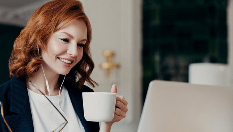 Если не поняли какой-либо вопрос на собеседовании, используйте вежливые фразы для уточнения Женщина на онлайн-собеседовании (фото)