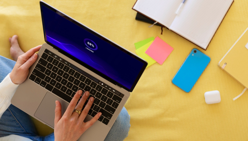 Більшість людей обирає групове вивчення англійської мови Дівчина працює за ноутбуком (фото)