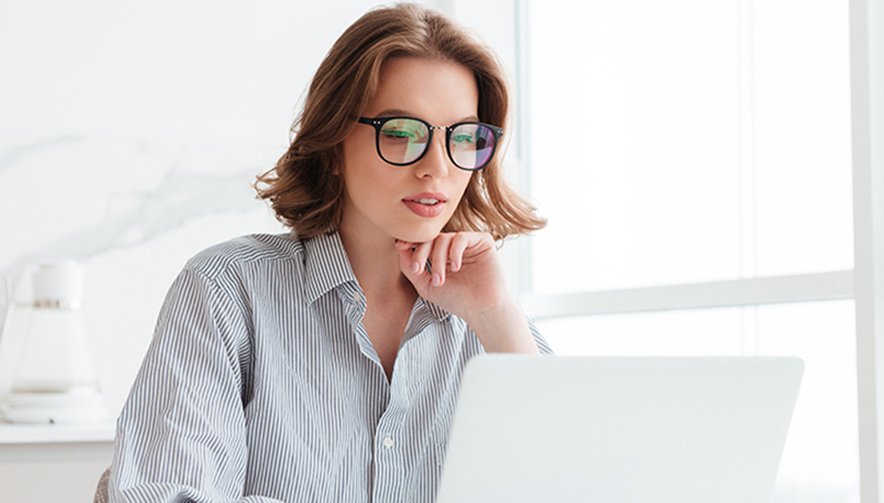 Гідно пройти співбесіду допоможе дистанційне навчання англійської Дівчина навчається онлайн (фото)