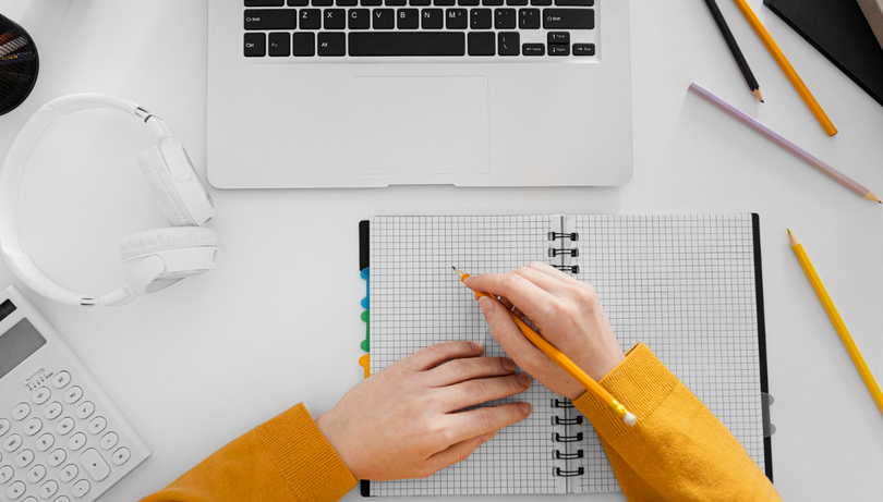 Навчіться економити час, наприклад, можна купити тематичний словник Дівчина записує відповіді в блокнот (фото)