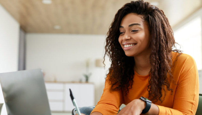 Девушка говорит по зуму (фото)