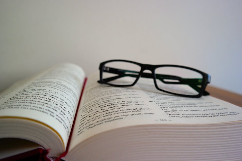 очки и книга