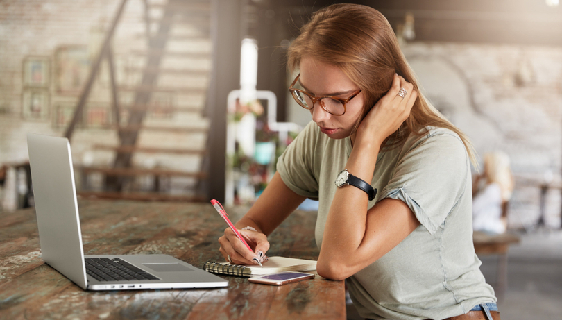 Дівчина вчить англійську мову (фото)