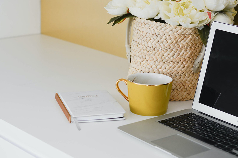 Ноутбук, блокнот, чашка (фото)