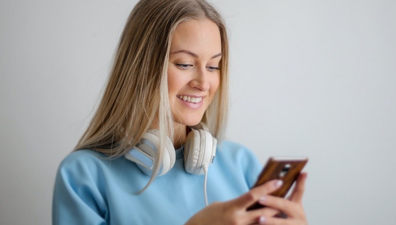 YouTube – идеальная площадка для тех, кто хочет подтянуть разговорный английский Девушка печатает на телефоне (фото)