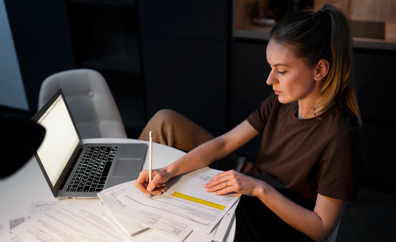 Девушка работает за ноутбуком (фото)