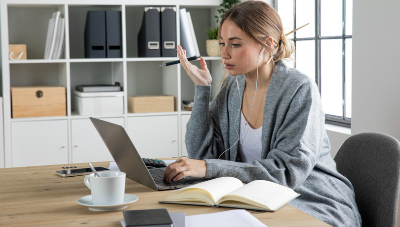 Дівчина працює за ноутбуком (фото)